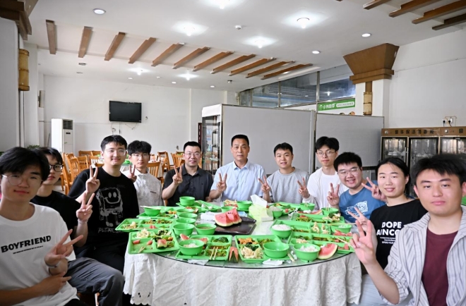 副董事长陈磊山与球速体育毕业生共进午餐